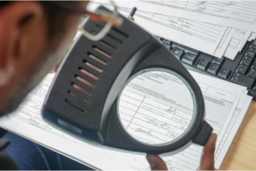 La Registraduría Nacional del Estado Civil empleó herramientas de analítica e inteligencia artificial para cruzar datos de firmas con el censo electoral y el archivo nacional de identificación. Asimismo, contó con 400 supernumerarios y un equipo especializado de grafólogos para garantizar una verificación rigurosa y transparente.