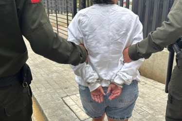 Doña Leidy, de 40 años, tiene orden de captura vigente por los delitos de hurto calificado y porte ilegal de armas de fuego, además registra 23 anotaciones.