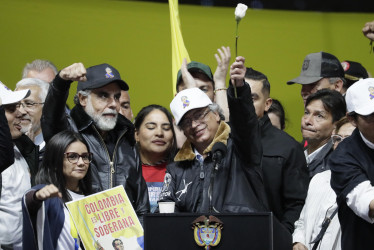 El presidente de Colombia, Gustavo Petro, sostiene una flor luego de pronunciar un discurso este miércoles, en la Plaza de Bolívar en Bogotá (Colombia).