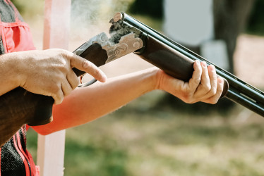 La mujer lesionada recibió un disparo de escopeta en una pierna, debieron operarla en Manizales.