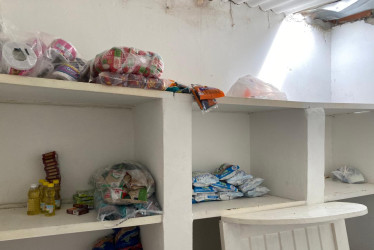 Los delincuentes ingresaron por el techo y vaciaron la despensa en la cocina.