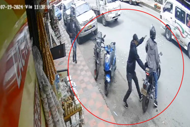  Momento en que los asaltantes huyen con el dinero, tras asesinar a Julio Alberto Castellanos Ulloa.