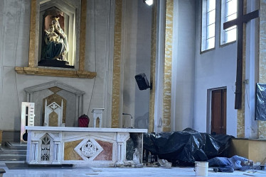 El 7 de diciembre un incendio provocado por un corto circuito, consumió al menos el 30 % de la iglesia La Valvanera en Pereira. Hoy avanza en la reconstrucción del presbiterio 