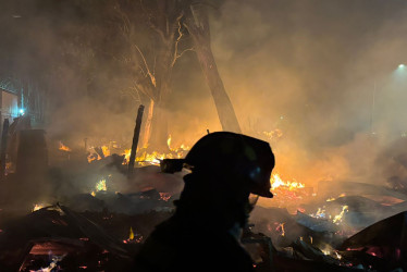 Bomberos hallaron un muerto tras el incendio en La Fachada.