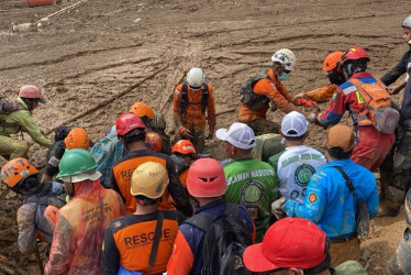 Decenas de rescatistas y voluntarios trabajan en la búsqueda de más de 80 desaparecidos en Pasirlangu, Indonesia