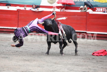 José Arcila sufrió una herida profunda en el muslo luego de la cornada que sufrió. El toro giró con él todavía con el pitón incrustado en su pierna.