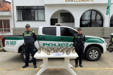 Las botellas quedaron en manos de autoridades sanitarias, que se encargarán de su análisis y posible destrucción.