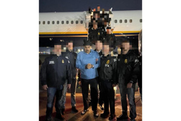 Nicolás Maduro llegó a Nueva York en la noche del sábado a bordo de un avión militar para ser trasladado a un edificio federal de la DEA.