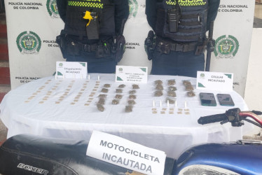 El reporte indica que les encontraron 24 bolsas con marihuana, 11 tubos con cocaína, 55 bolsas con bazuco y dos celulares.
