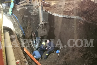 Durante cerca de una hora, los bomberos trabajaron en el rescate del obrero.