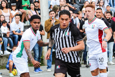 Jefry Zapata (c) luce la nueva camiseta alternativa del Once Caldas. Es rayada en la parte delantera. El equipo la presentó en la cancha del barrio La Cumbre.