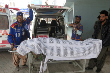 Personas transportan el cuerpo de una víctima asesinada en un ataque a tiros a un hospital en Quetta, provincia de Baluchistán, Pakistán, este 31 de enero del 2026.