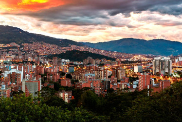 Un juez envió a prisión preventiva a dos hombres señalados de rociar con aceite caliente y prender fuego a dos mujeres trans que permanecían detenidas en una estación de Policía.