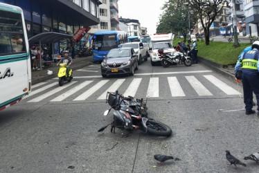 GER la atendió con trauma en cabeza, en el rostro, en rodilla, antebrazo derecho, con edema y excoriaciones.