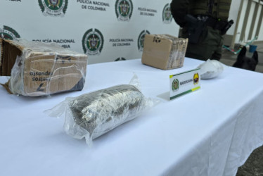 Al efectuar la verificación, se hallaron dos alijos que contenían marihuana.