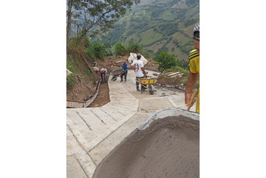  En vereda de Aguadas construyeron 80 metros de placas huella.