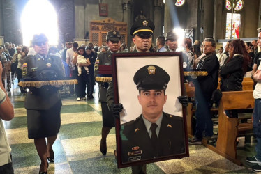 Carlos Andrés Pineda Castro llevaba 15 años en la Policía y laboraba en Cali. Este miércoles (28 de enero) realizaron las exequias en la Catedral de Manizales.