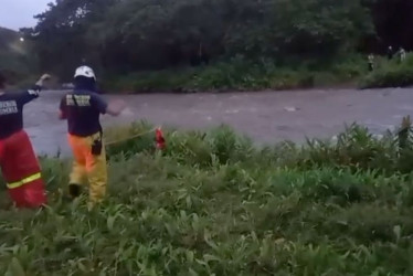 las autoridades lograron poner a salvo a un joven de 18 años y dos adolescentes de 17, quienes no presentaron lesiones.
