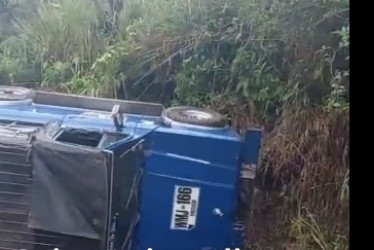 Por fortuna no se reportan personas lesionadas, ya que en el momento del accidente el automotor viajaba únicamente con el conductor.