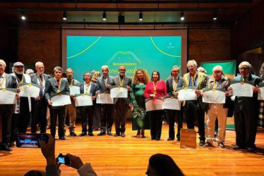 Foto I Miguel Cruz, Unimedios Unal I LA PATRIA  En la imagen los docentes de la Universidad Nacional distinguidos por su trayectoria, compromiso, excelencia y aporte a la investigación en Colombia.