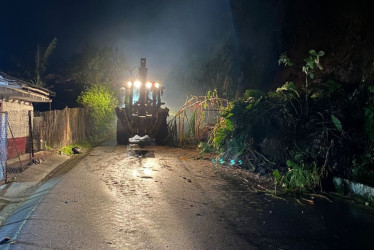 Maquinaria amarilla trabaja para despejar la vía en el oriente de Caldas.