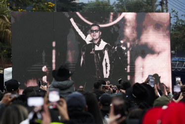 Seguidores del cantante colombiano Yeison Jiménez se reúnen durante un homenaje este domingo, en el estadio El Campín en Bogotá. Este miércoles será su despedida en el Movistar Arena.