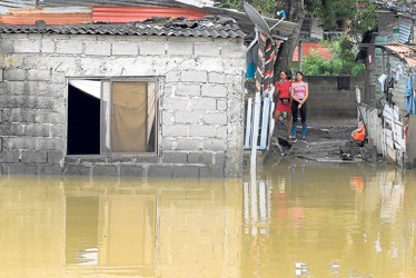 Zona afectada por inundaciones en el barrio Zarabanda, en Montería (Colombia). “Esto se demora”, dicen resignados los habitantes de los barrios bajos de Montería, capital de Córdoba.