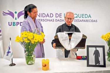 Foto | EFE | LA PATRIA El sacerdote Javier Giraldo junto a la directora general de la UBPD, Janeth Forero Martínez, durante la entrega de los restos del padre Camilo Torres en Bogotá.