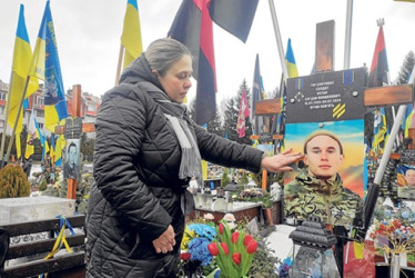 Foto | EFE | LA PATRIA Familias ucranianas recuerdan a los caídos en el cuarto año de la invasión rusa.