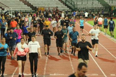 Con el programa Muévete Manizales los deportistas pueden utilizar la pista atlética en las noches. Atletas valoran estos este espacio.