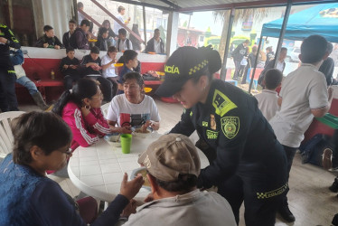 Alrededor del fuego encendido y de una olla que reunía más que alimentos, la comunidad compartió una jornada distinta junto a la Policía y la Alcaldía.