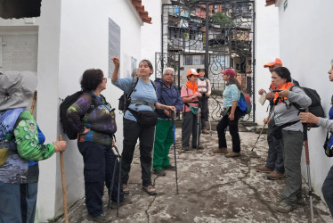 El grupo proveniente de tierras antioqueñas recorrió el cementerio de Aranzazu. 
