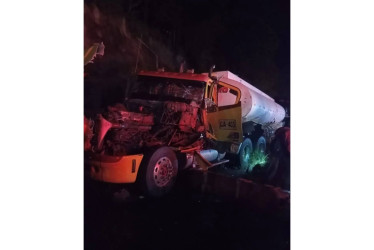 La vía que conecta a Calarcá (Quindío) con Cajamarca (Tolima) está cerrada en la noche de este lunes por culpa de un choque múltiple.