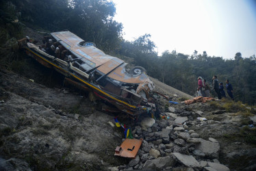 Un bus turístico que viajaba por una de las rutas más transitadas del país se salió de la vía y rodó 300 metros hasta caer a un río. Hubo 19 fallecidos y 25 heridos.