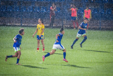 En medio de un aguacero se jugó el partido entre Colombia y Brasil, por la segunda fecha del hexagonal del Campeonato Sudamericano Sub-20 Femenino.