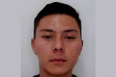 En el momento del hallazgo el cuerpo estaba acostado sobre su lado lateral izquierdo, desnudo, arropado con una sábana y una bolsa alrededor de su cuerpo.