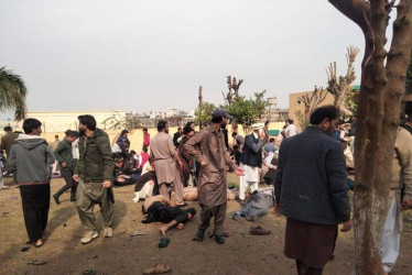 Asaltantes hicieron explotar un carro bomba cerca de una base militar. La estructura colapsó. Entre los fallecidos hay 11 soldados y una niña.