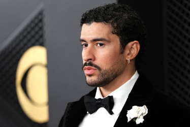 El cantante puertorriqueño de música urbana Bad Bunny posa en la alfombra roja de la 68º edición de los premios Grammy este domingo, en Los Ángeles (Ca, EE.UU.).