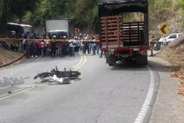 Autoridades realizaron inspección en el lugar mientras se presentaban largas filas de vehículos.