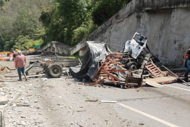 El accidente ocurrió en el sentido Calarcá–Cajamarca y obligó al cierre parcial de la vía La Línea mientras se atendía la emergencia.