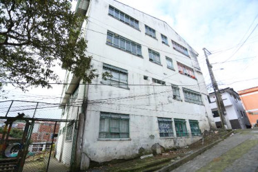Un edificio de cuatro pisos, propiedad de la comunidad, alberga a estudiantes de primaria del colegio rural Miguel Antonio Caro, de la Cuchilla del Salado.