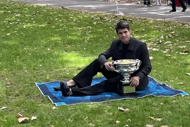 El tenista español Carlos Alcaraz posa con el trofeo del Abierto de Australia en Melbourne (Australia).
