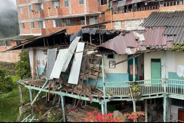 Una parte de una vivienda antigua de un municipio del Oriente de Caldas colapsó este lunes. La construcción será intervenida para evitar alguna emergencia futura.