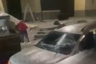 Un conductor chocó contra una tarima en el barrio La Sultana de Manizales y se negó a la prueba de alcoholemia. El vehículo fue inmovilizado.