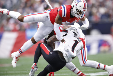 Fotografía de archivo fechada el 13 de octubre de 2024 del jugador de los New England Patriots, Christian González (arriba), enfrentándose con el receptor de los Houston Texans, Stefon Diggs (abajo), durante la primera mitad del partido de la NFL entre los New England Patriots y los Houston Texans en Foxborough, Massachusetts (EE.UU.).
