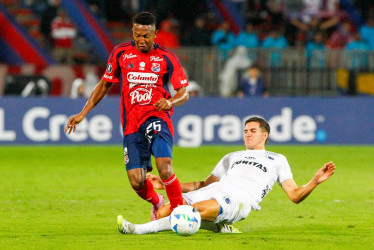 Esneyder Mena (i) de Medellín disputa un balón con Santiago Laquidaín de Liverpool este martes, en el partido de vuelta de la segunda fase de clasificación de la Copa Libertadores entre Independiente Medellín y Liverpool FC en el estadio Atanasio Girardot en Medellín (Colombia).