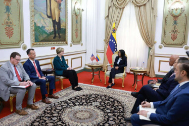 La reunión entre Delcy Rodríguez (centro) y Laura Dogu (tercera de izq. a der.) se desarrolló en el Palacio de Miraflores, casa presidencial de Venezuela.