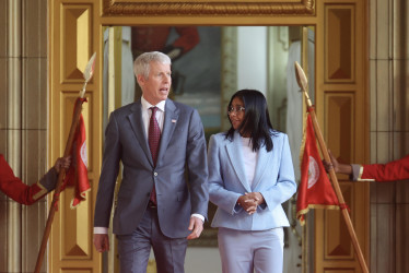 El secretario de Energía de EE.UU., Chris Wright, y la mandataria encargada de Venezuela, Delcy Rodríguez, caminan al finalizar una reunión este miércoles, en Caracas.