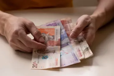 La suspensión provisional del decreto que aumentó en un 23,7 % el salario mínimo de este año avivó el debate entre el Gobierno, sindicatos y gremios.