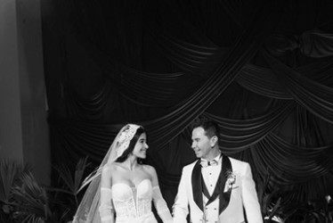 Amigos de Jhonny Rivera molestaron al artista en su matrimonio, al recordarle que, en una de sus canciones, decía que se casaría cuando cumpliera 80.